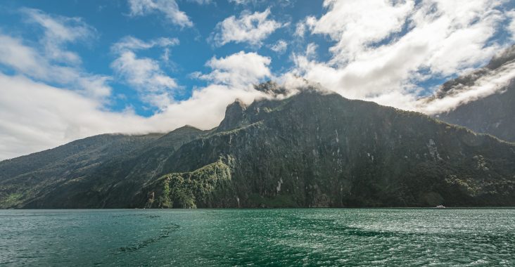 Wolken klaren auf im Milford Sound